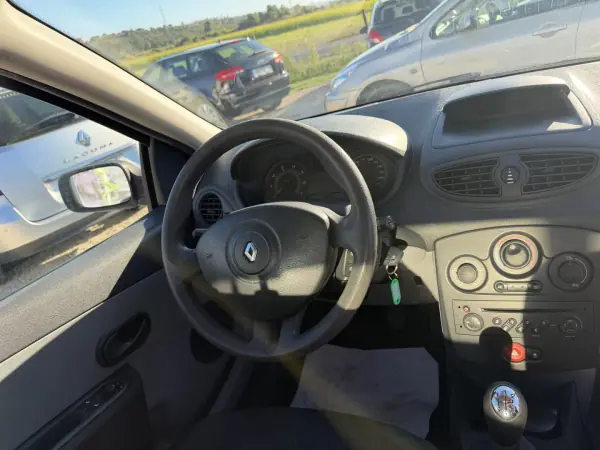Renault Clio 2006 - 3850 EUR, 254586 km - AUTO.MOTO.pt - 254586km - foto 9 de 19