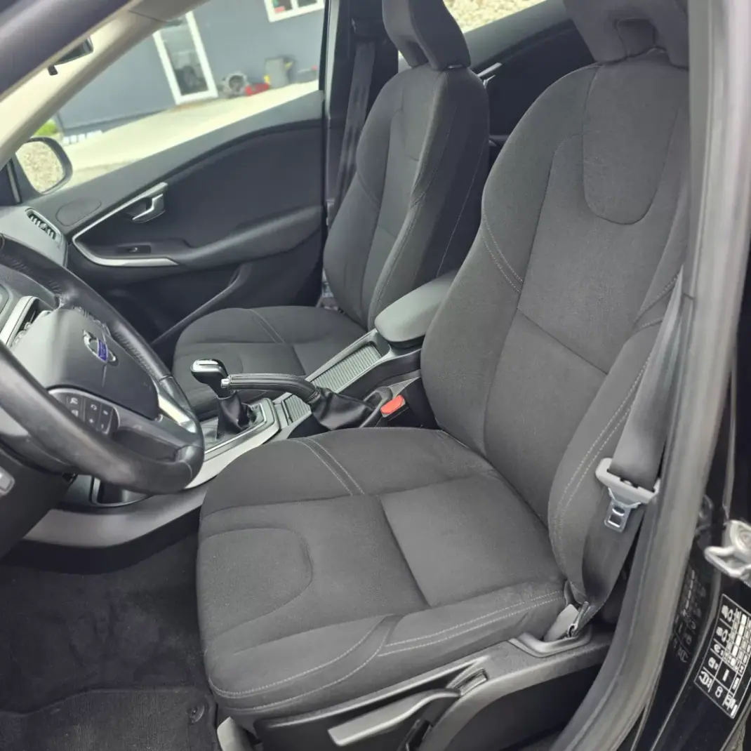 Volvo V40 2016 - 14500 EUR, 118000 km - AUTO.MOTO.pt - 118000km - foto 17 de 18