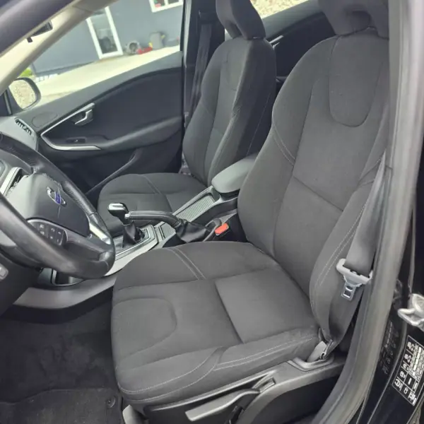 Volvo V40 2016 - 14500 EUR, 118000 km - AUTO.MOTO.pt - 118000km - foto 17 de 18