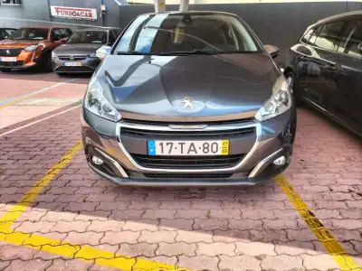 Peugeot 208 2017 - 10750 EUR, 96000 km - AUTO.MOTO.pt - 96000km - foto 2 de 12