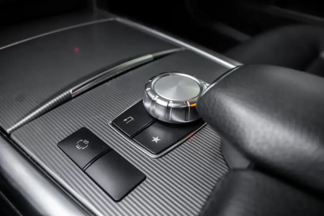 Mercedes-Benz E 300 2015 - 15990 EUR, 256669 km - AUTO.MOTO.pt - 256669km - foto 19 de 36