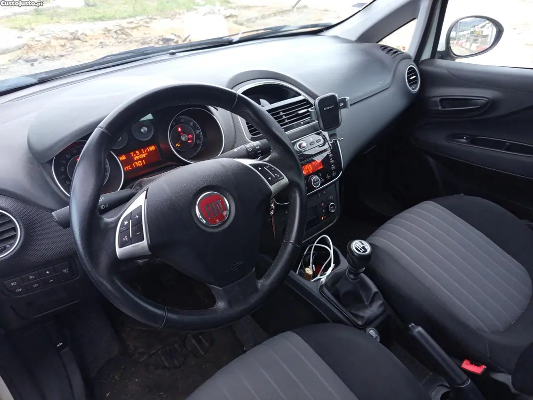 Fiat Punto Evo 2018 - 7700 EUR, 46000 km - AUTO.MOTO.pt - 46000km - foto 2 de 6