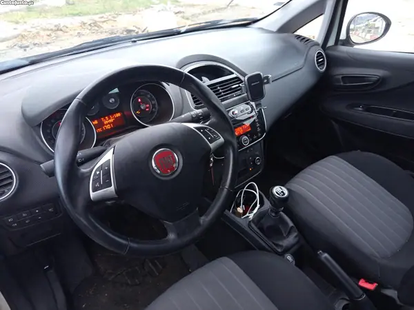 Fiat Punto Evo 2018 - 7700 EUR, 46000 km - AUTO.MOTO.pt - 46000km - foto 2 de 6