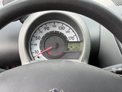 Peugeot 107 2008 - 5950 EUR, 139900 km - AUTO.MOTO.pt - 139900km - foto 10 de 13