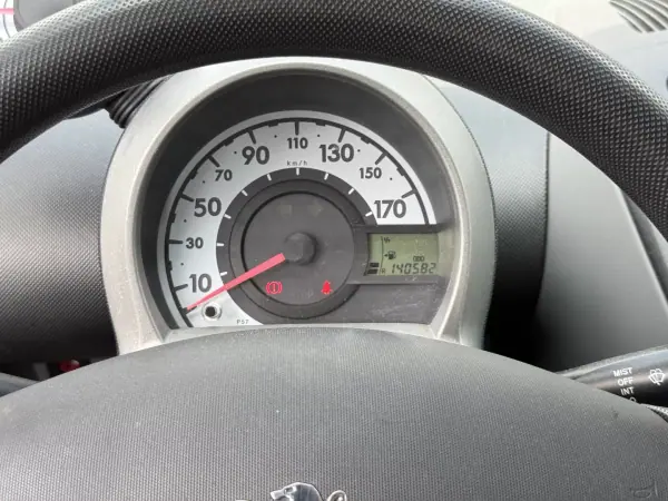 Peugeot 107 2008 - 5950 EUR, 139900 km - AUTO.MOTO.pt - 139900km - foto 10 de 13