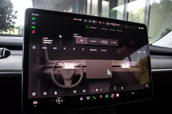Tesla Model Y 2023 - 37900 EUR, 74250 km - AUTO.MOTO.pt - 74250km - foto 34 de 40