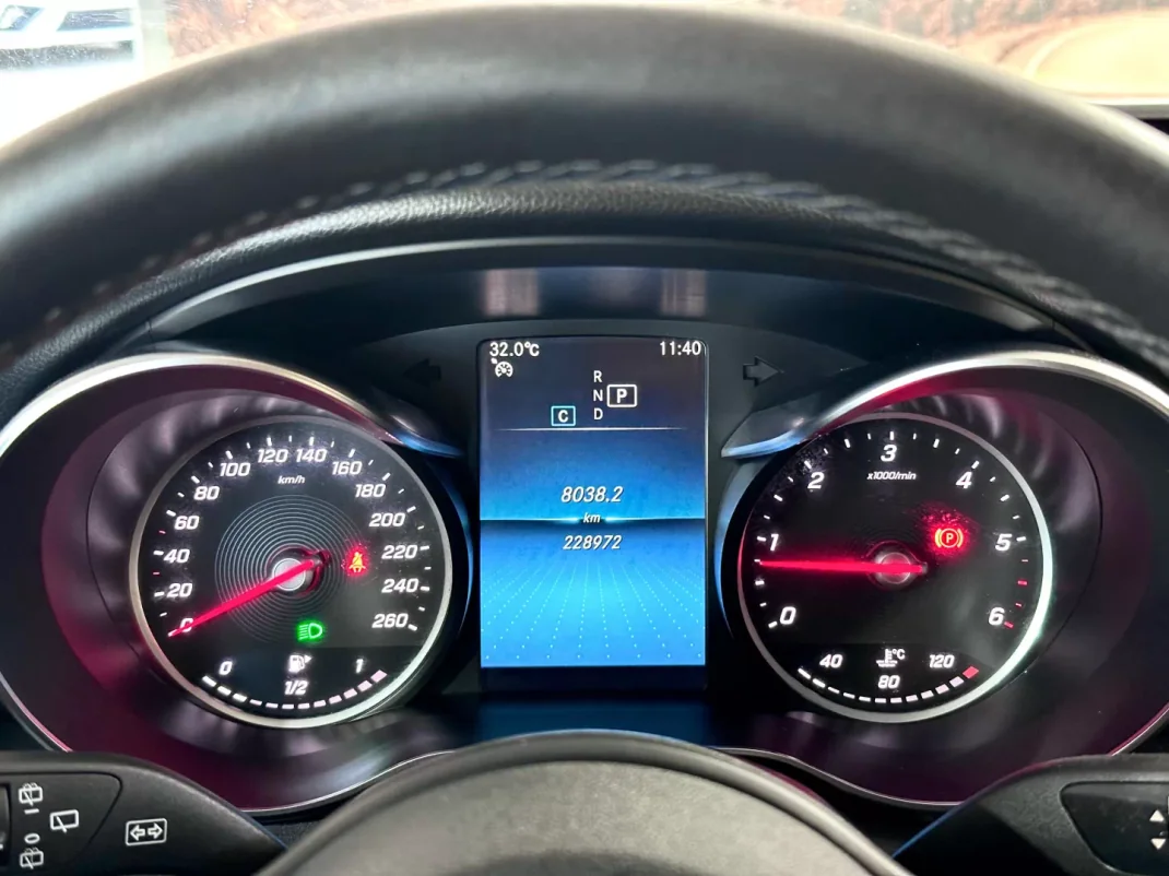 Mercedes-Benz C 300 2019 - 25900 EUR, 228972 km - AUTO.MOTO.pt - 228972km - foto 25 de 35