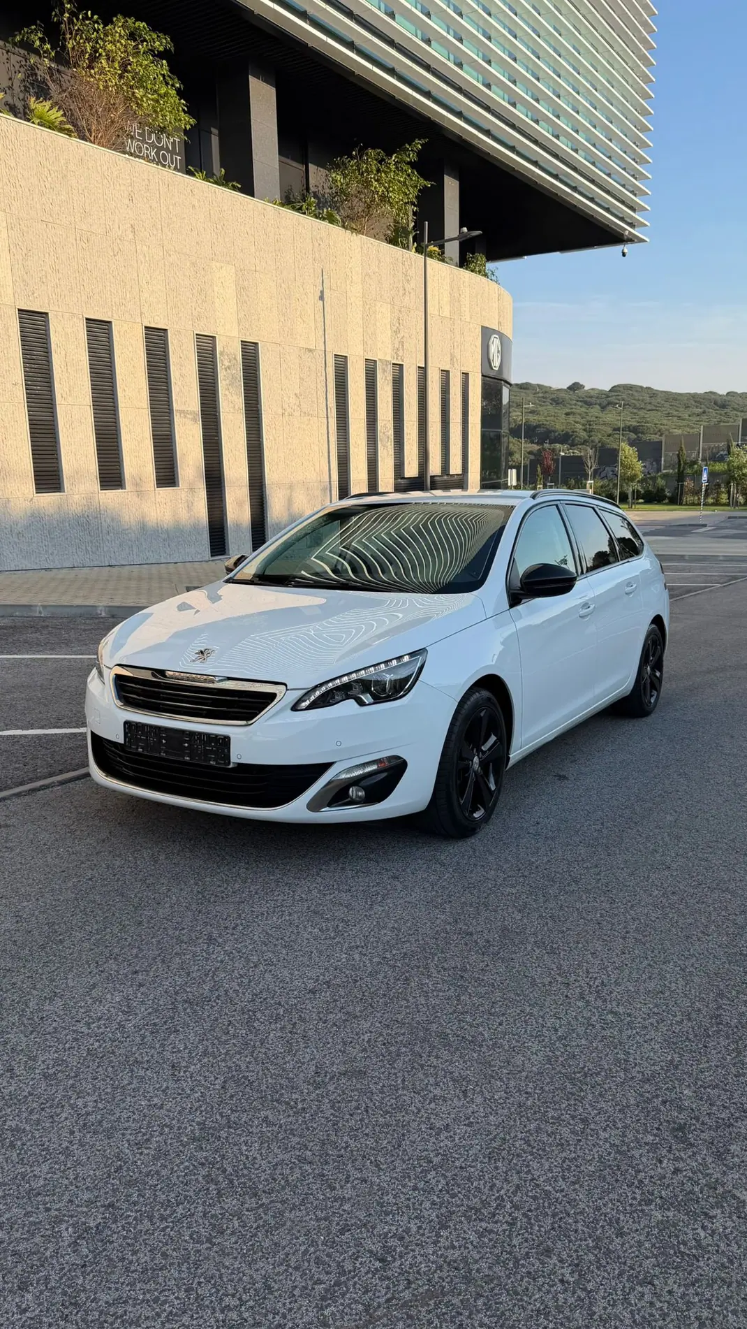 Peugeot 308 SW 2015 - 8000 EUR, 136000 km - AUTO.MOTO.pt - 136000km - foto 1 de 10