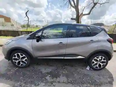 Renault Captur 2017 - 11000 EUR, 143000 km - AUTO.MOTO.pt - 143000km - foto 16 de 22