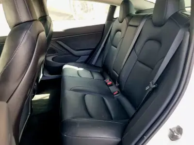 Tesla Model 3 2019 - 20900 EUR, 107000 km - AUTO.MOTO.pt - 107000km - foto 9 de 13