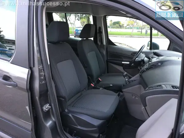 Ford Tourneo Connect 2020 - 19980 EUR, 108000 km - AUTO.MOTO.pt - 108000km - foto 18 de 31
