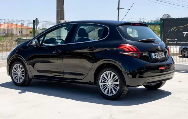Peugeot 208 2015 - 9990 EUR, 152900 km - AUTO.MOTO.pt - 152900km - foto 5 de 24