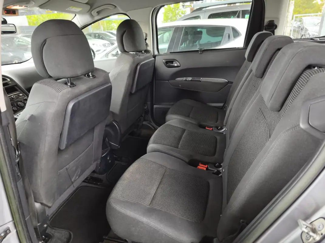 Peugeot 5008 2014 - 10900 EUR, 190000 km - AUTO.MOTO.pt - 190000km - foto 9 de 13