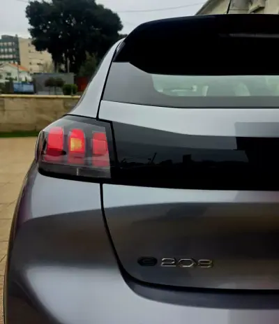 Peugeot e-208 2020 - 15750 EUR, 56000 km - AUTO.MOTO.pt - 56000km - foto 40 de 41