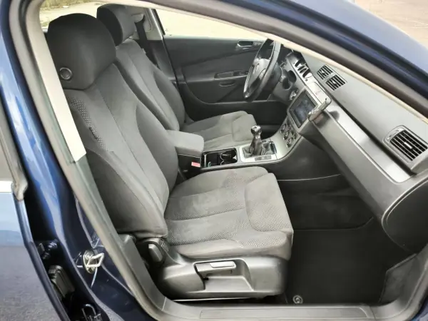 Volkswagen Passat Variant 2006 - 4950 EUR, 196789 km - AUTO.MOTO.pt - 196789km - foto 27 de 50