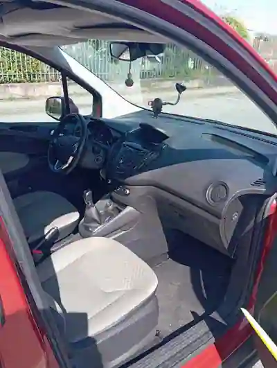 Ford Tourneo Courier 2017 - 10500 EUR, 122000 km - AUTO.MOTO.pt - 122000km - foto 11 de 13