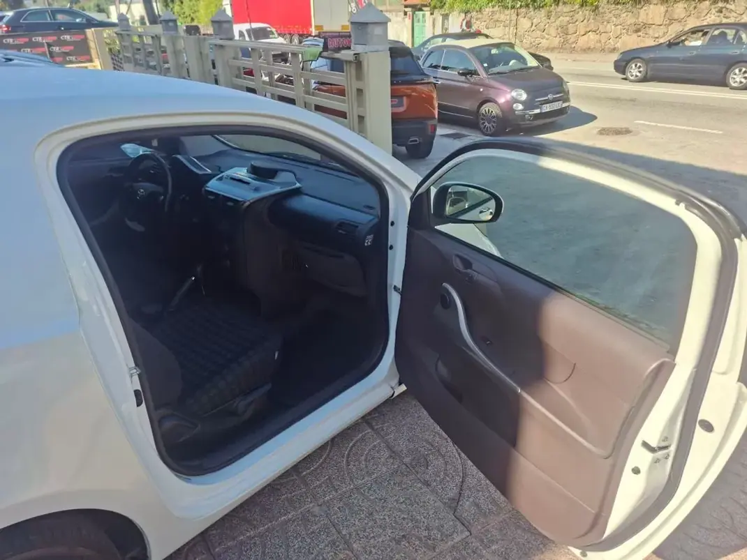 Toyota iQ 2009 - 7900 EUR, 156884 km - 156884km - foto 18 de 27