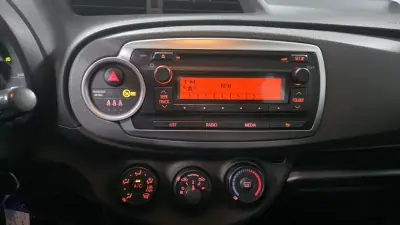 Toyota Yaris 2012 - 8490 EUR, 154000 km - AUTO.MOTO.pt - 154000km - foto 8 de 19