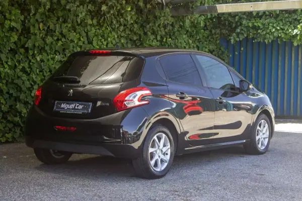 Peugeot 208 2012 - 7900 EUR, 99500 km - AUTO.MOTO.pt - 99500km - foto 8 de 16