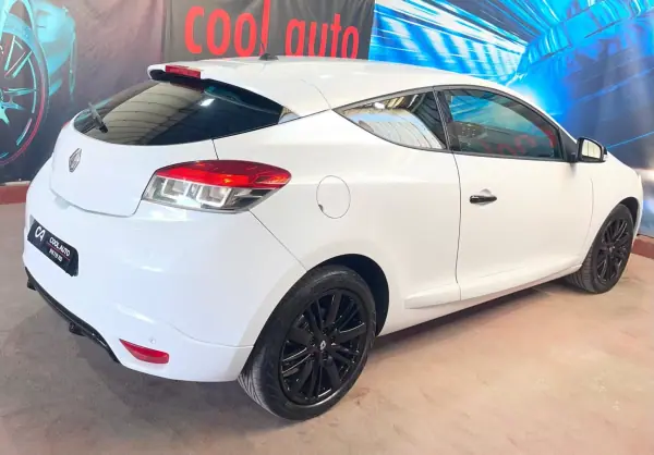Renault Mégane Coupe 2014 - 9750 EUR, 182000 km - AUTO.MOTO.pt - 182000km - foto 16 de 44