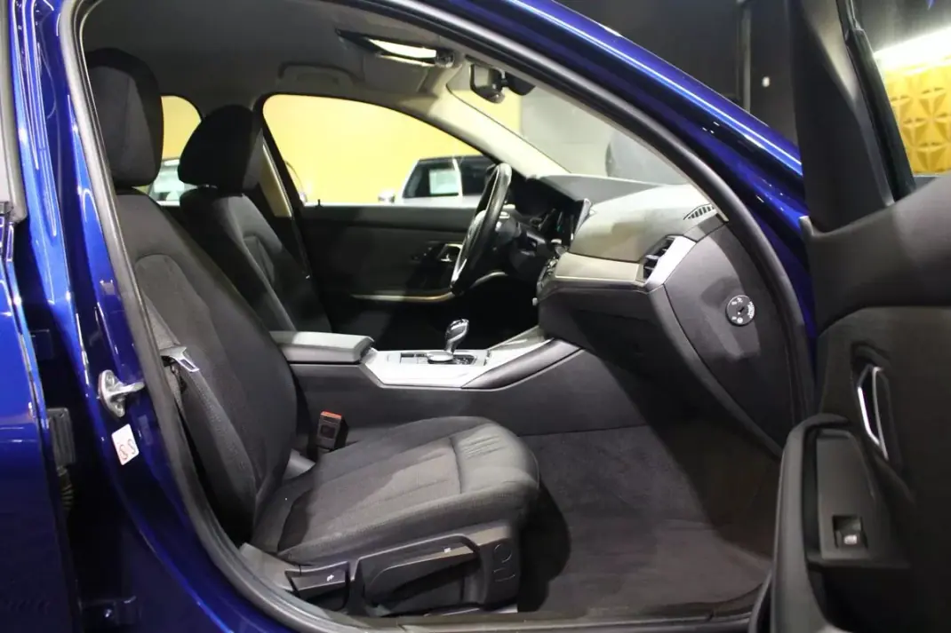 BMW 330 2019 - 23900 EUR, 140000 km - AUTO.MOTO.pt - 140000km - foto 16 de 29