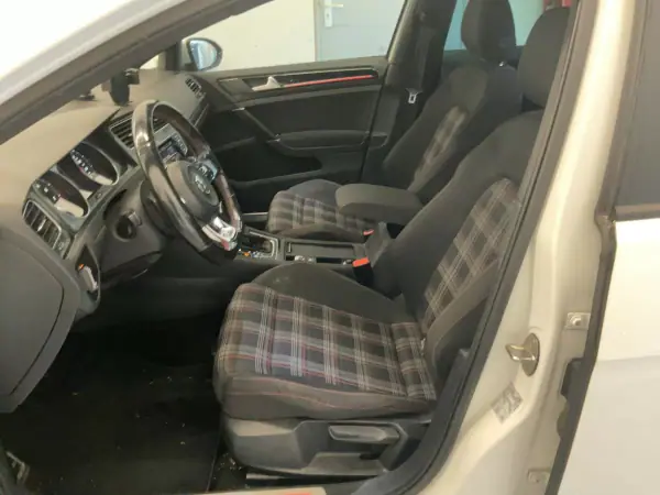 Volkswagen Golf 2013 - 18995 EUR, 182400 km - AUTO.MOTO.pt - 182400km - foto 12 de 14