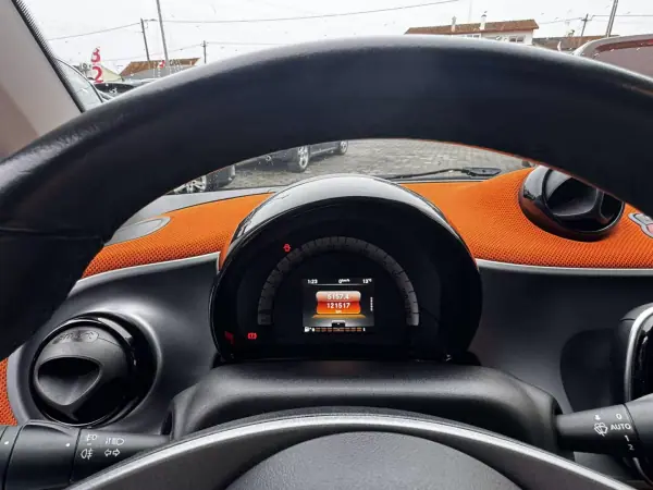 Smart Fortwo Cabrio 2016 - 9500 EUR, 121000 km - AUTO.MOTO.pt - 121000km - foto 13 de 15