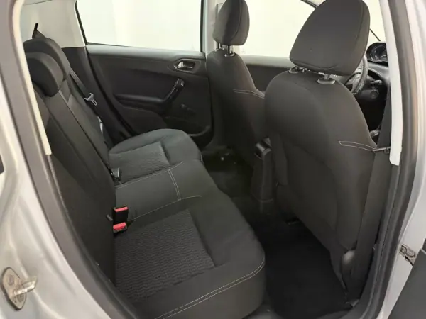 Peugeot 208 2015 - 8500 EUR, 152000 km - 152000km - foto 18 de 26