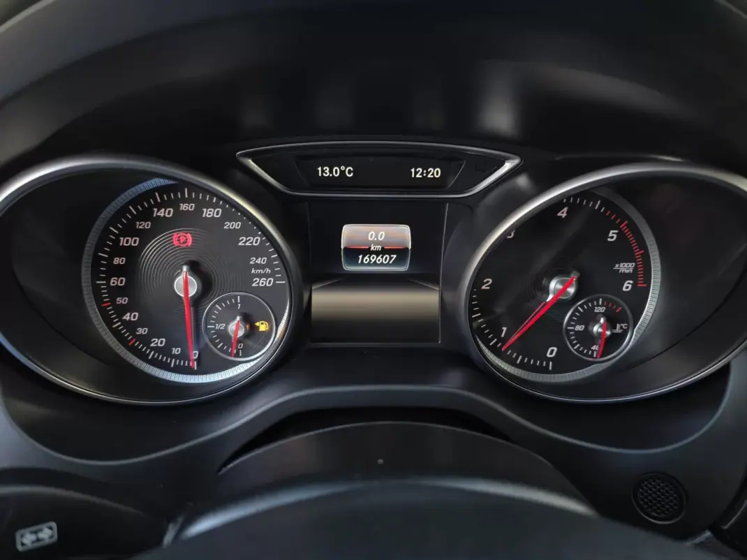 Mercedes-Benz CLA 180 2016 - 16990 EUR, 169000 km - AUTO.MOTO.pt - 169000km - foto 21 de 34