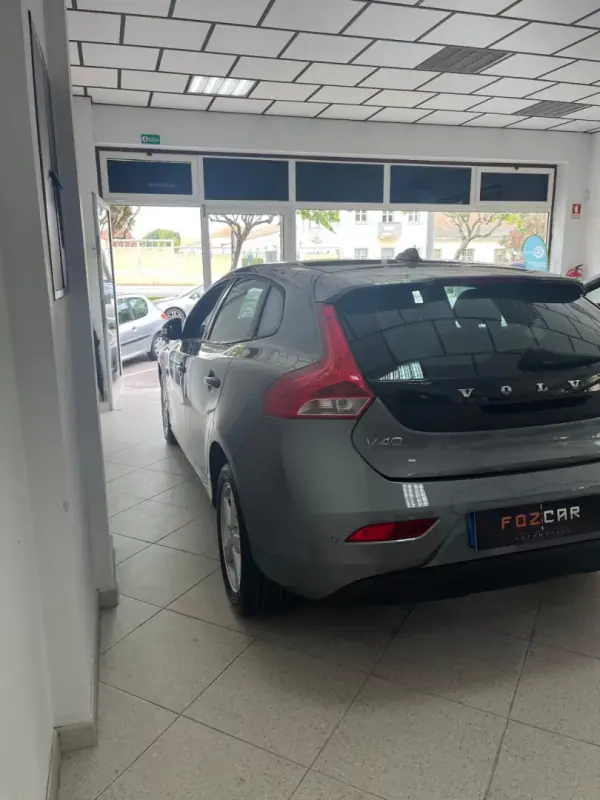 Volvo V40 2016 - 12750 EUR, 126641 km - AUTO.MOTO.pt - 126641km - foto 5 de 11