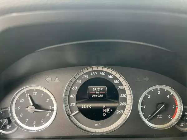 Mercedes-Benz E 200 2012 - 12500 EUR, 286000 km - AUTO.MOTO.pt - 286000km - foto 5 de 10