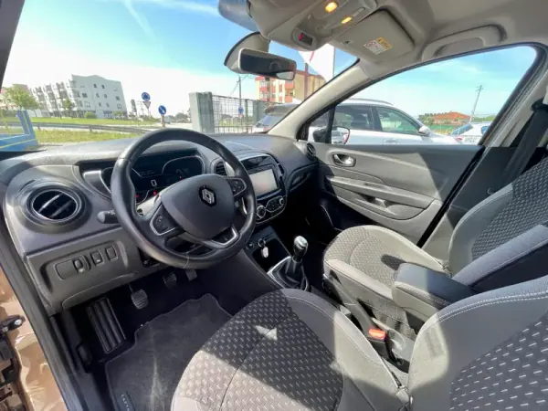 Renault Captur 2017 - 12950 EUR, 85620 km - AUTO.MOTO.pt - 85620km - foto 12 de 27