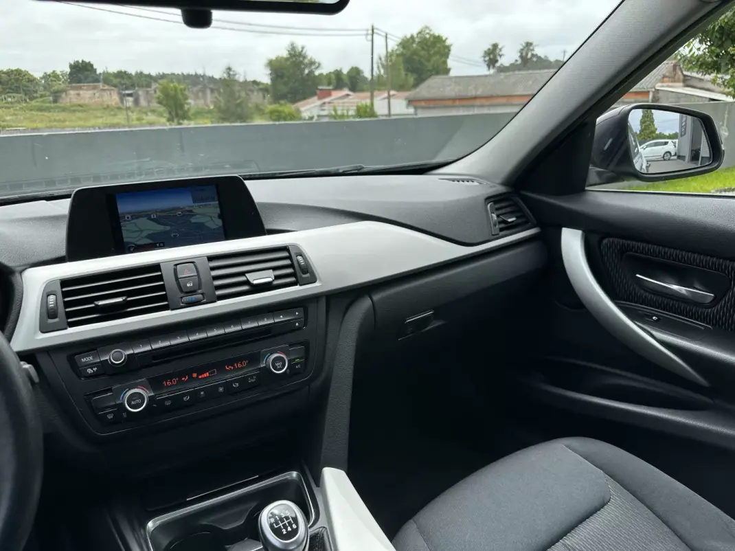 BMW 320 2013 - 13900 EUR, 280000 km - AUTO.MOTO.pt - 280000km - foto 30 de 64