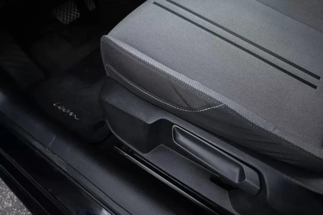 SEAT Leon 2021 - 15999 EUR, 127100 km - AUTO.MOTO.pt - 127100km - foto 10 de 24