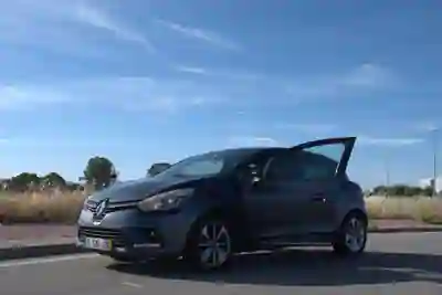 Renault Clio 2017 - 10490 EUR, 90000 km - AUTO.MOTO.pt - 90000km - foto 2 de 15