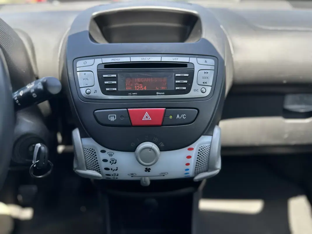 Toyota Aygo 2013 - 6490 EUR, 72000 km - AUTO.MOTO.pt - 72000km - foto 22 de 28