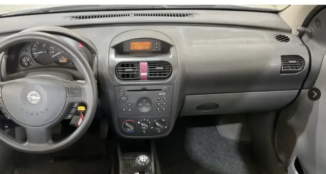 Opel Corsa 2000 - 1800 EUR, 179010 km - AUTO.MOTO.pt - 179010km - foto 8 de 10