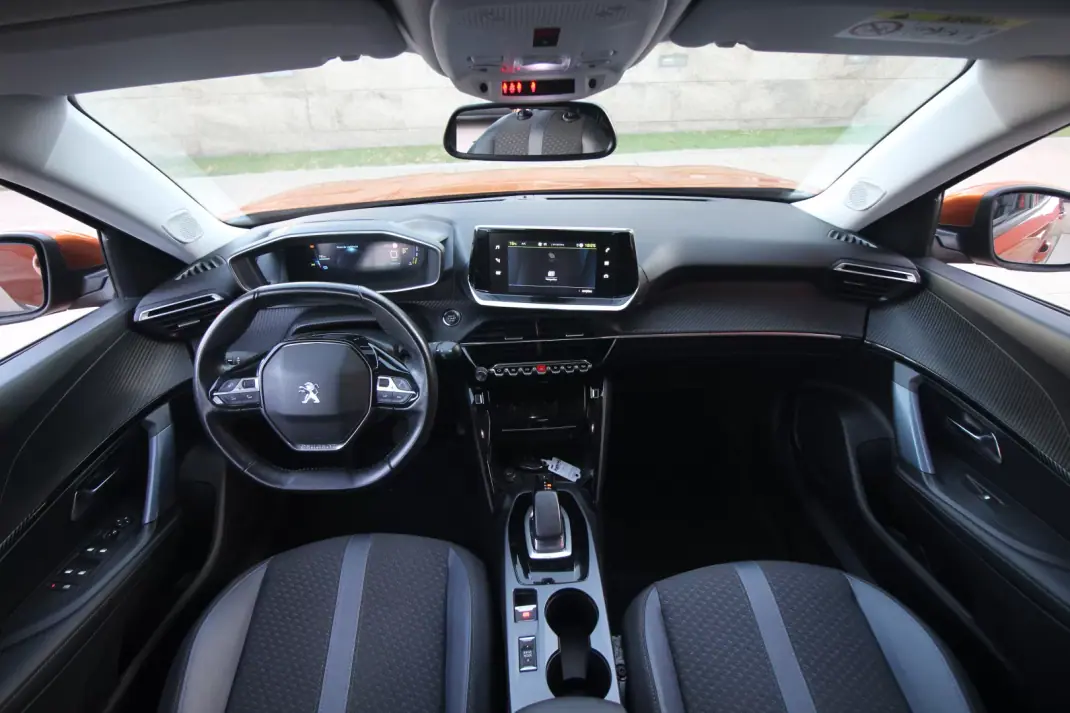 Peugeot e-2008 2020 - 19450 EUR, 54000 km - AUTO.MOTO.pt - 54000km - foto 22 de 41