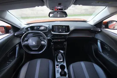 Peugeot e-2008 2020 - 19450 EUR, 54000 km - AUTO.MOTO.pt - 54000km - foto 22 de 41