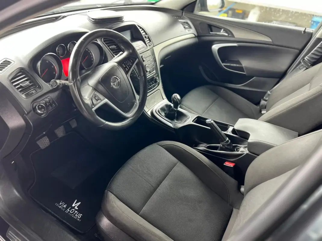 Opel Insignia Sports Tourer 2010 - 5500 EUR, 285400 km - AUTO.MOTO.pt - 285400km - foto 2 de 13