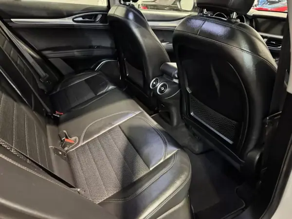 Alfa Romeo Stelvio 2017 - 22900 EUR, 215900 km - AUTO.MOTO.pt - 215900km - foto 33 de 60
