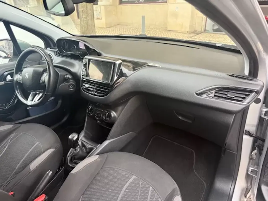 Peugeot 208 2014 - 7400 EUR, 116000 km - AUTO.MOTO.pt - 116000km - foto 18 de 26