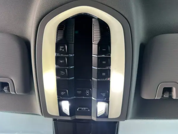 Porsche Panamera 2015 - 39900 EUR, 124815 km - AUTO.MOTO.pt - 124815km - foto 27 de 41