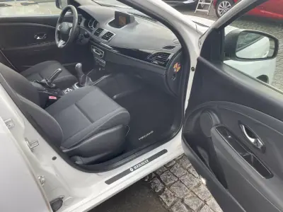Renault Mégane 2011 - 7500 EUR, 272530 km - AUTO.MOTO.pt - 272530km - foto 13 de 27