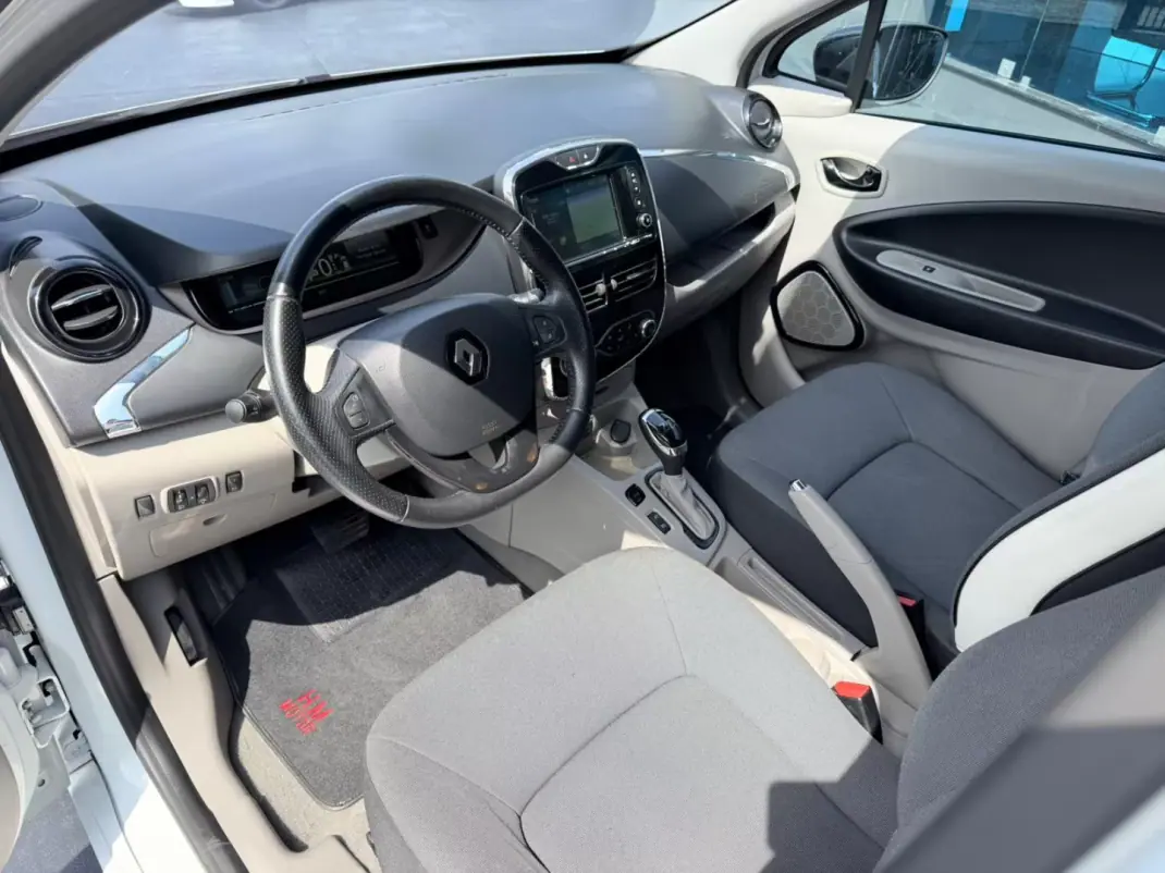 Renault Zoe 2015 - 8900 EUR, 112000 km - AUTO.MOTO.pt - 112000km - foto 6 de 9