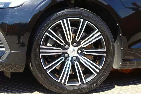 Volvo V60 2020 - 23750 EUR, 138000 km - AUTO.MOTO.pt - 138000km - foto 3 de 16
