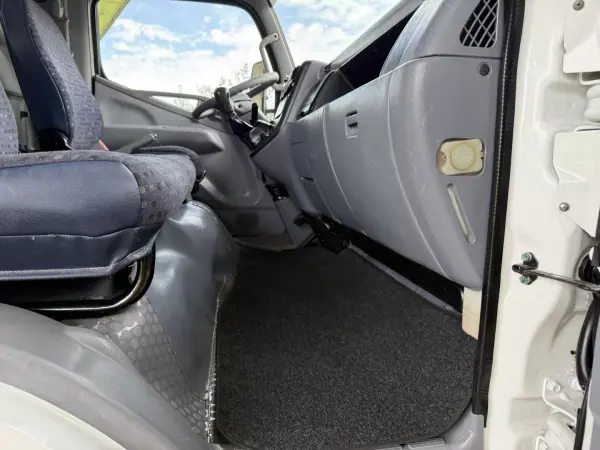 Mitsubishi FUSO CANTER 3C13 6 VEL LONGA 5,75M 2009 - 23900 EUR, 189000 km - AUTO.MOTO.pt - 189000km - foto 17 de 23