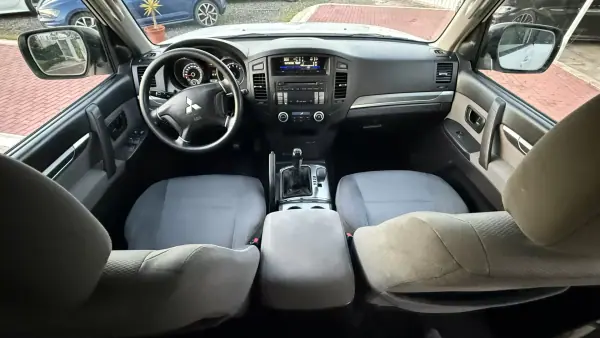 Mitsubishi Pajero 2010 - 29990 EUR, 215000 km - AUTO.MOTO.pt - 215000km - foto 27 de 38