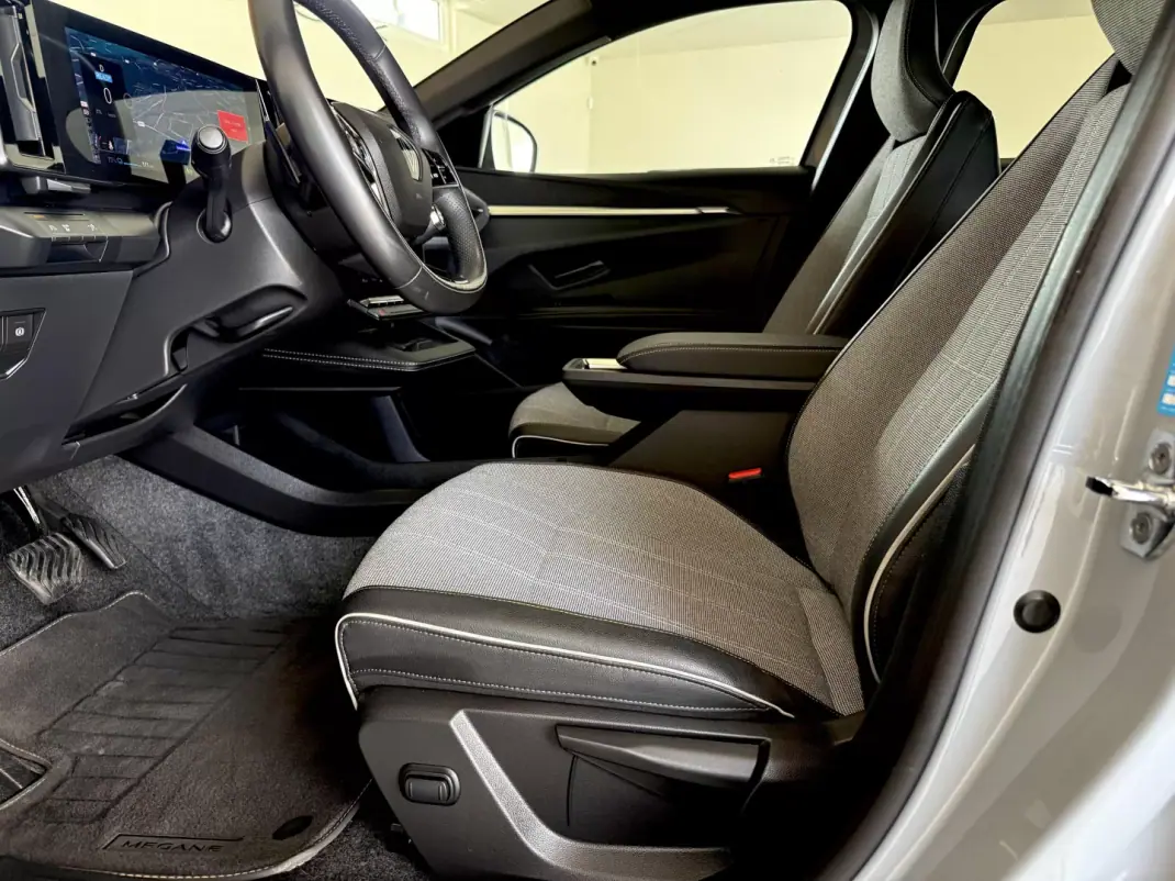 Renault Mégane E-Tech 2022 - 24999 EUR, 27000 km - AUTO.MOTO.pt - 27000km - foto 44 de 116