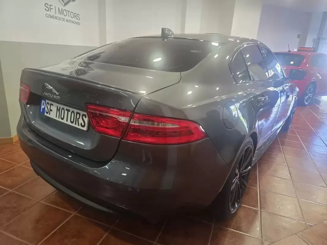 Jaguar XE 2017 - 16980 EUR, 185325 km - 185325km - foto 4 de 36